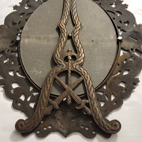 VINTAGE MEDIEVAL THEME BRASS MIRROR SWORDS AND SHIELDS DESIGN - Picture 8 of 16